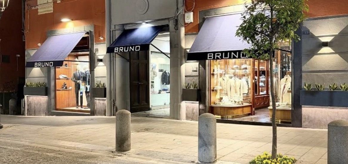 La facciata della boutique Bruno in Via Roma a Torre del Greco, con le tre vetrine illuminate